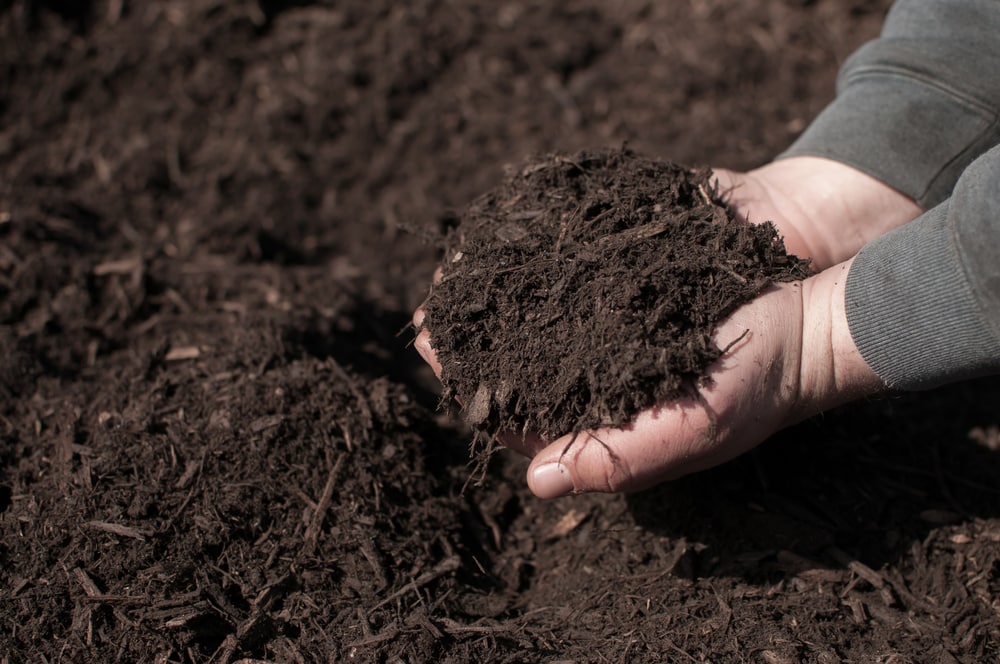 how to keep mulch from blowing away
